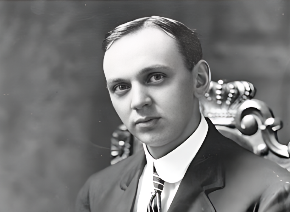 Un retrato en blanco y negro de Edgar Cayce con una mirada pensativa y serena.